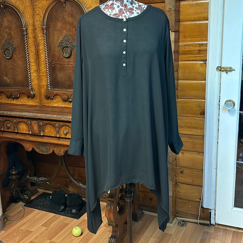 Denim 24/7 Plus Size 24W Flowy Asymmetrical Tunic Blouse Black